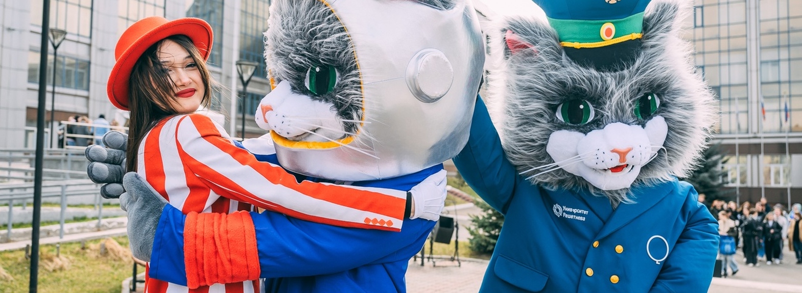 Ростовая кукла ожила: скоро появится новая звезда на сцене праздника!