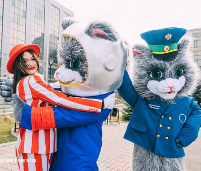 Ростовая кукла ожила: скоро появится новая звезда на сцене праздника!